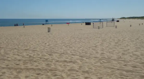 Piasek na plaży, morze w oddali i błękitne niebo. To widok, który potwierdza, że Gdańsk leży nad morzem.