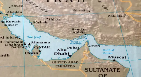 Mapa pokazuje, gdzie jest Zatoka Perska, z zaznaczonymi krajami jak Iran, Kuwejt, Katar, ZEA i Oman, oraz miastami jak Dubaj i Abu Zabi.