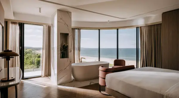 Luksusowy hotel z widokiem na morze w Polsce. Wanna wolnostojąca i łóżko z widokiem na plażę i ocean.