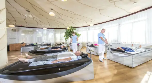 Ośrodki rehabilitacyjne nad morzem oferują relaks na specjalnych łóżkach. Terapeuci czuwają nad pacjentami.