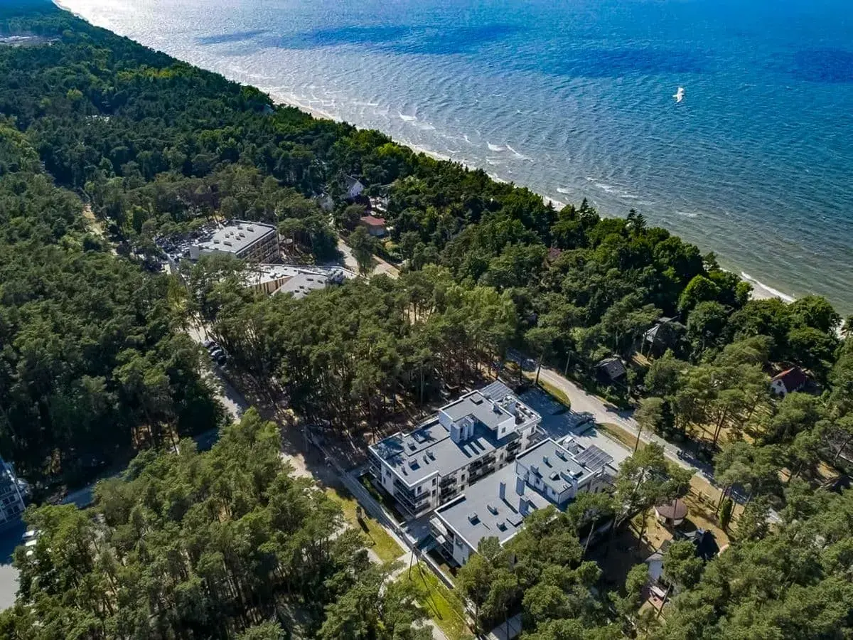 Nowoczesne sanatorium nad morzem prywatnie, otoczone sosnowym lasem, z widokiem na spokojne morze.