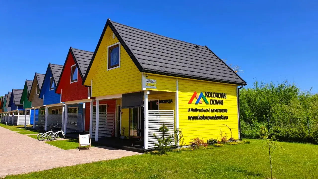 Kolorowe domki w Gąskach oferują noclegi z wyżywieniem. Idealne miejsce na wakacje.