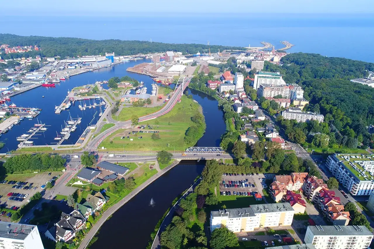Widok na port jachtowy i rzekę w Kołobrzegu. Idealne miejsce, by zobaczyć, co zwiedzić w Kołobrzegu, od mariny po zabytkowe mosty.