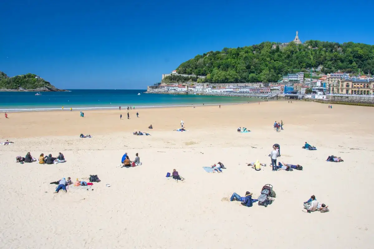 Ludzie odpoczywają na piaszczystej plaży, a w tle widać turkusowy ocean. Tak, w Hiszpanii jest ocean!