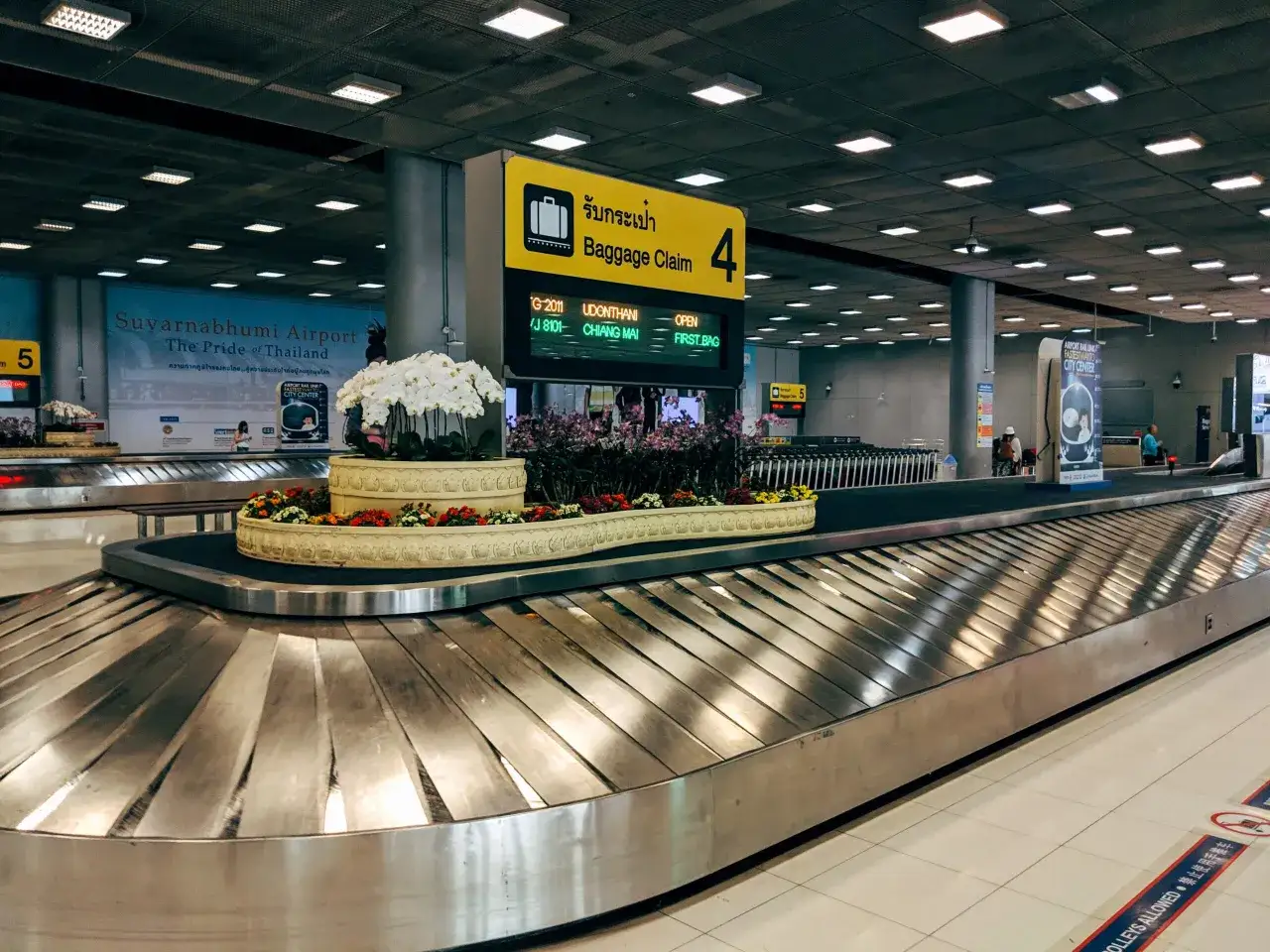 Lotnisko Suvarnabhumi, taśma bagażowa nr 4. Tutaj dowiesz się, jak nadać bagaż rejestrowany.