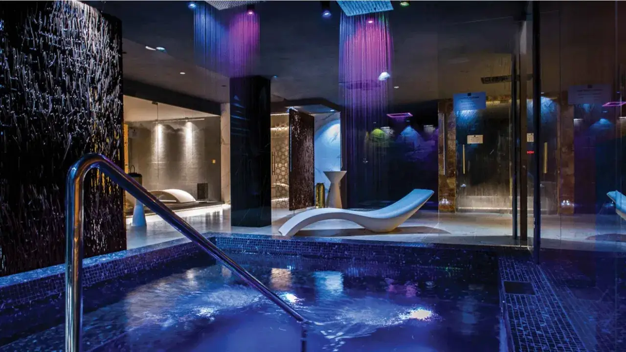 Nowoczesne spa z basenem i kolorowymi prysznicami. Idealne miejsce na relaks, jak w najlepszych hotelach nad morzem w Polsce.