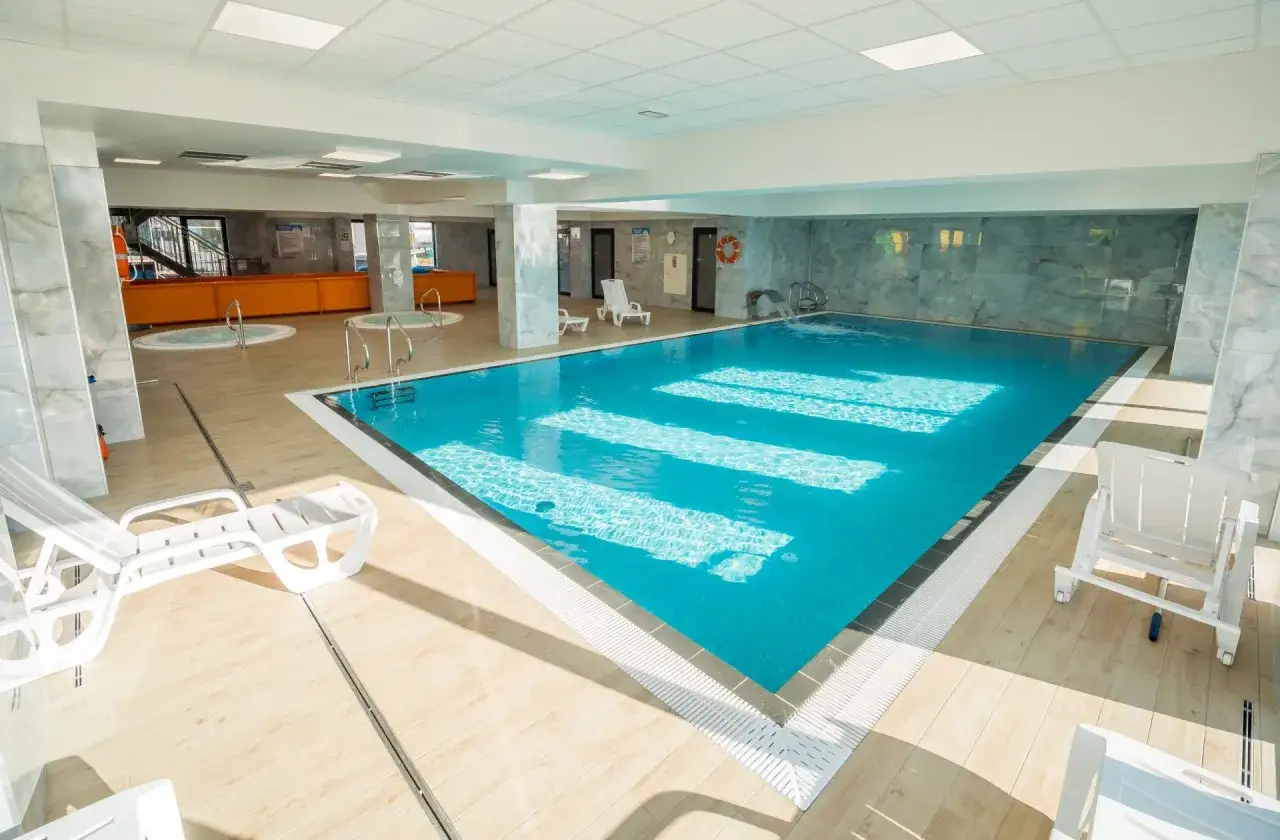 Basen i jacuzzi w hotelu gorzelanny Dźwirzyno. Jasne płytki, leżaki i czysta woda zapraszają do relaksu.