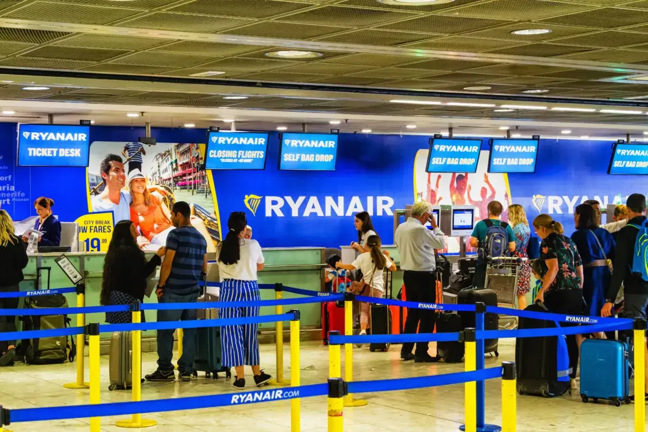 Kasa biletowa Ryanair. Dowiedz się, ile przed lotem można nadać bagaż Ryanair, stojąc w kolejce do odprawy.