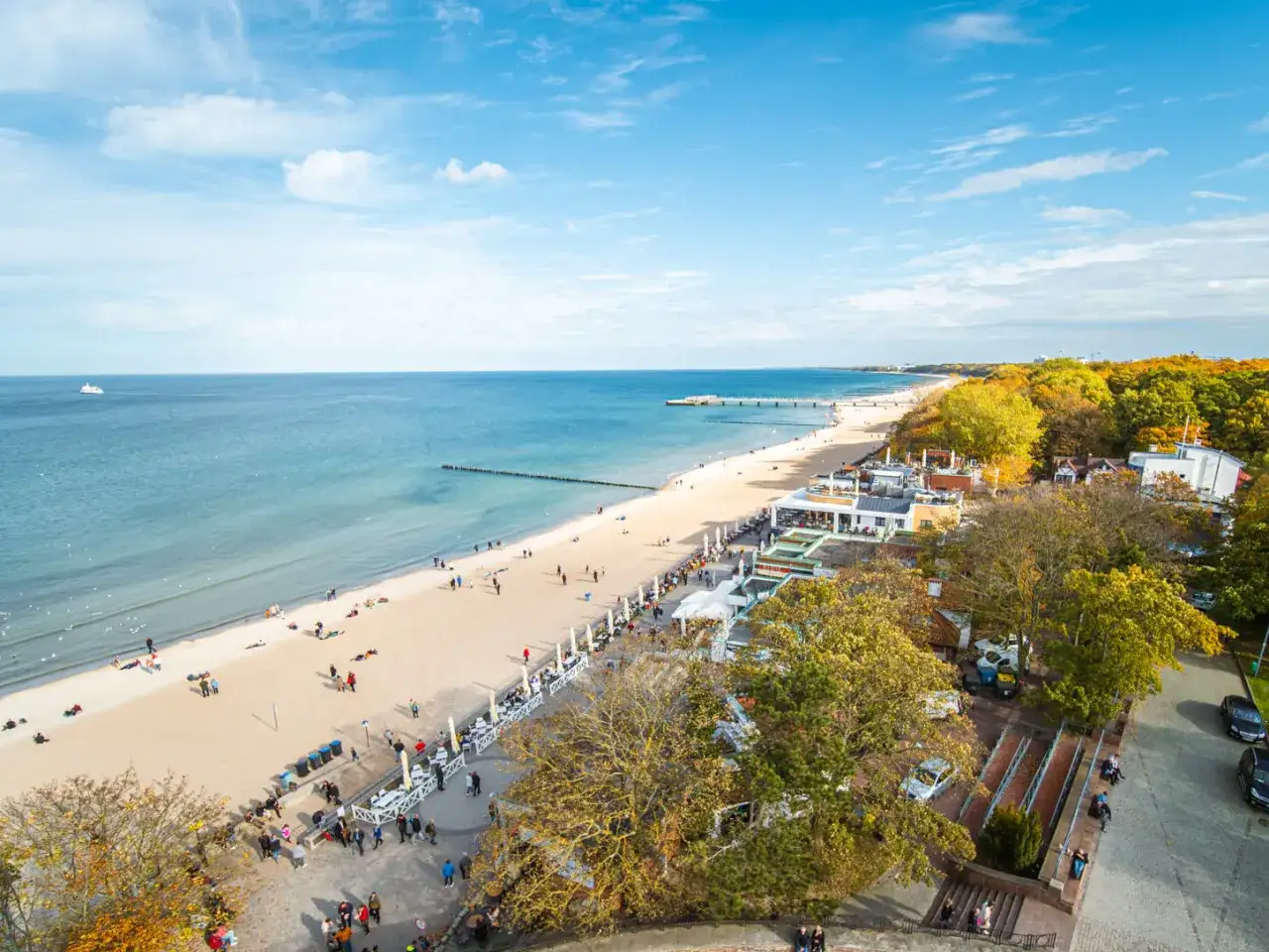 Piękna plaża i molo w Kołobrzegu, idealne miejsce, by zobaczyć, co zwiedzić w Kołobrzegu.