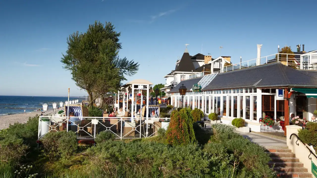 Mielno noclegi z wyżywieniem blisko morza. Restauracja z widokiem na plażę, gdzie można odpocząć i zjeść posiłek.