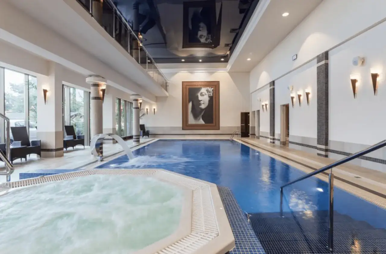 Luksusowy basen i jacuzzi w hotelu nad morzem bałtyckim. Obraz na ścianie dodaje elegancji.