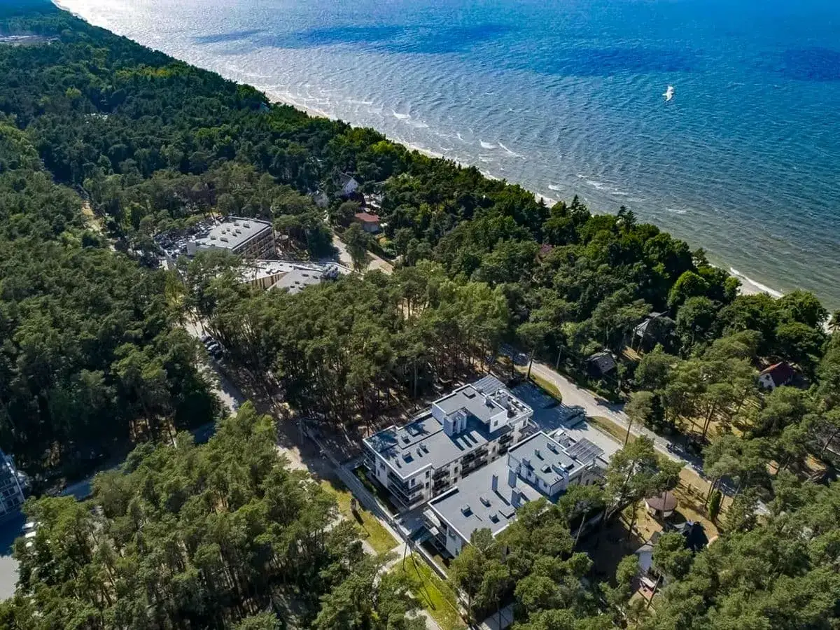 Nowoczesne sanatorium nad morzem prywatnie, otoczone sosnowym lasem, z widokiem na spokojne fale Bałtyku.