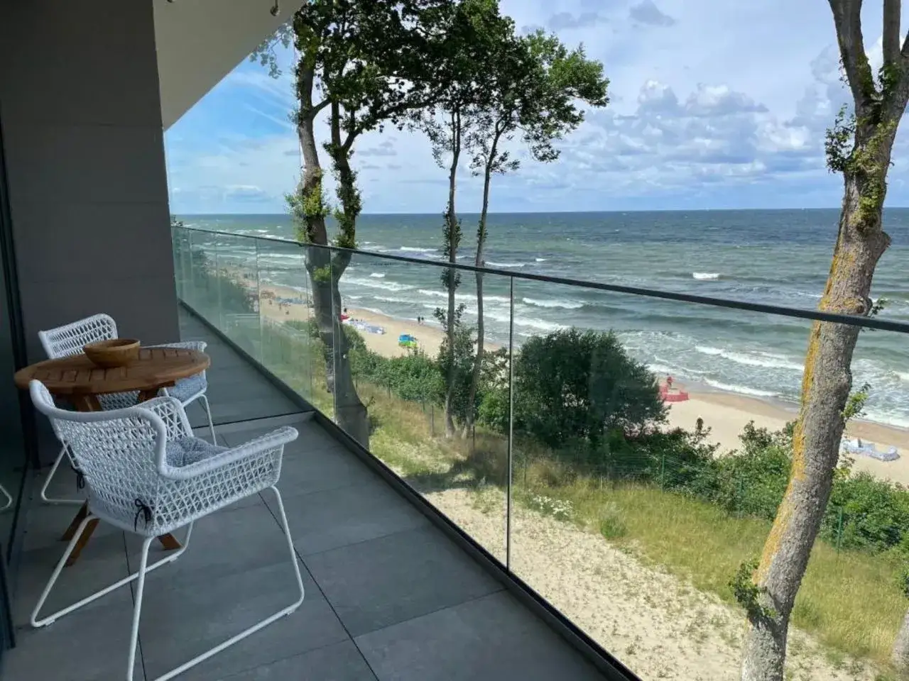 Idealne noclegi przy plaży z widokiem na morze. Balkon z meblami i pięknym krajobrazem.