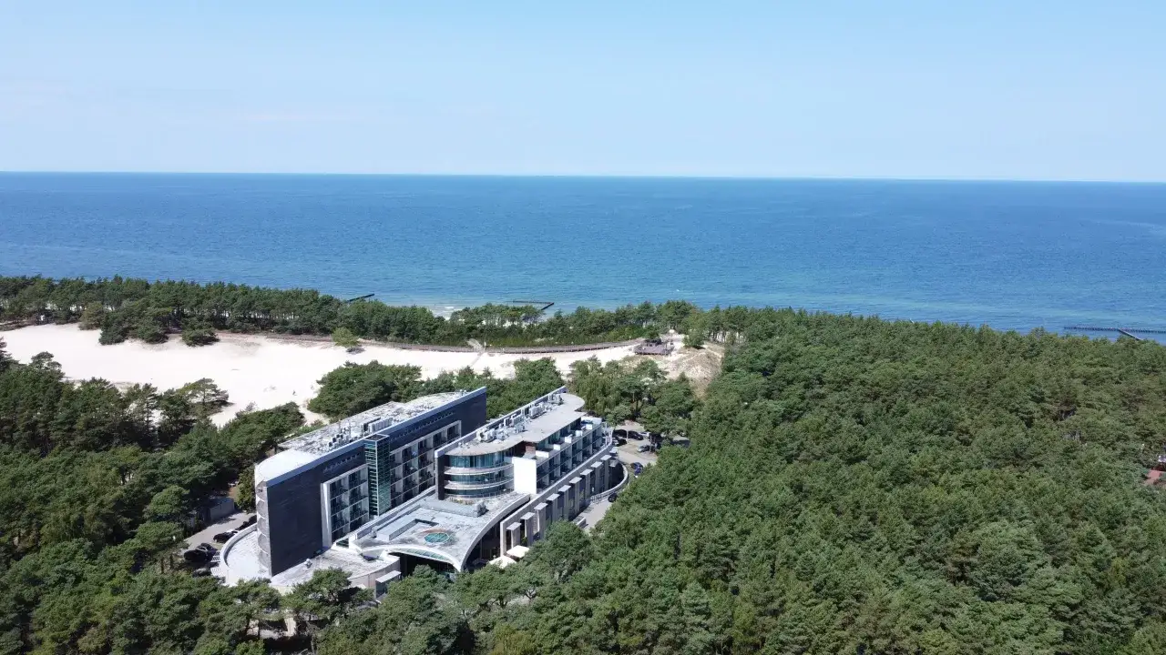 Nowoczesne apartamenty nad Bałtykiem w otoczeniu sosnowego lasu, z widokiem na spokojne morze. Idealne miejsce na wypoczynek.