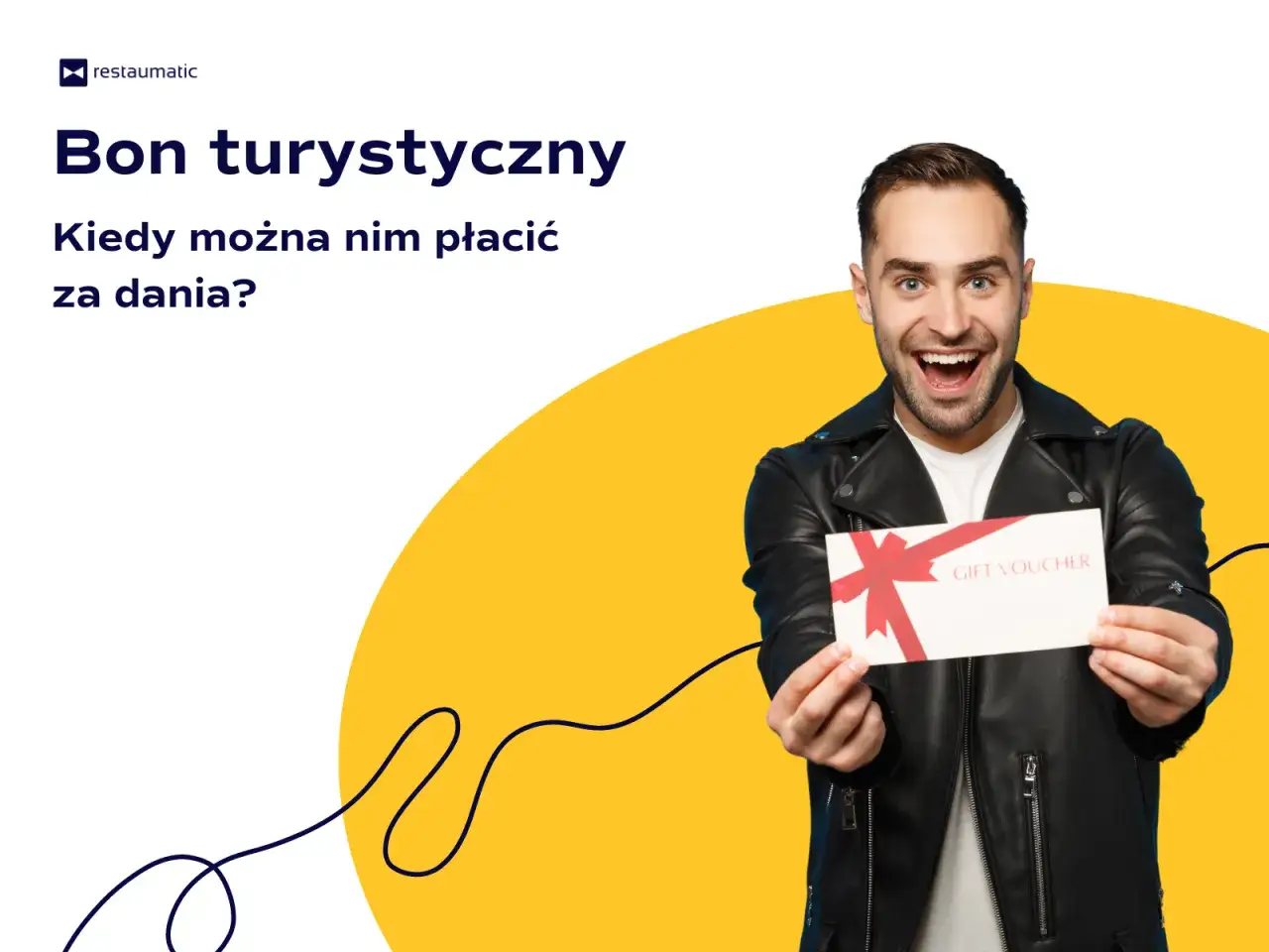Uśmiechnięty mężczyzna trzyma bon podarunkowy. Dowiedz się, czy bon turystyczny można wykorzystać w restauracji na pyszne dania.