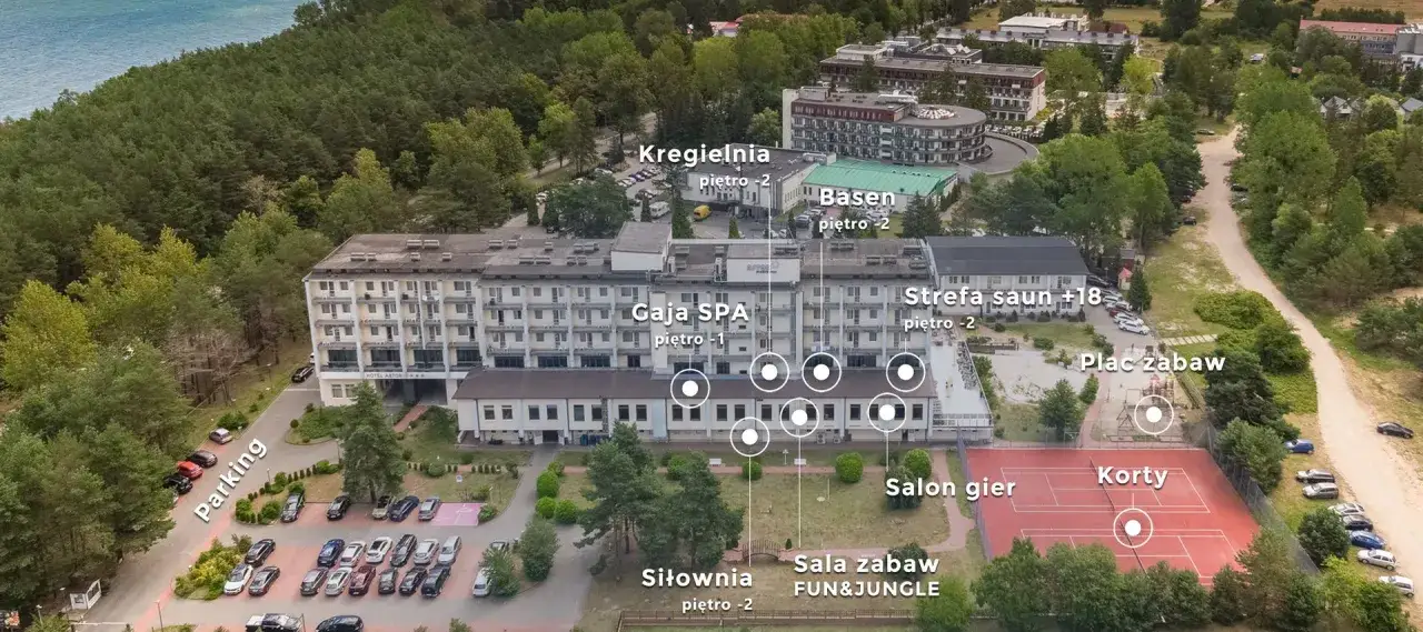 Widok z lotu ptaka na kompleks wypoczynkowy w Jastrzębiej Górze z hotelem, basenem, SPA, kortami tenisowymi i placem zabaw.