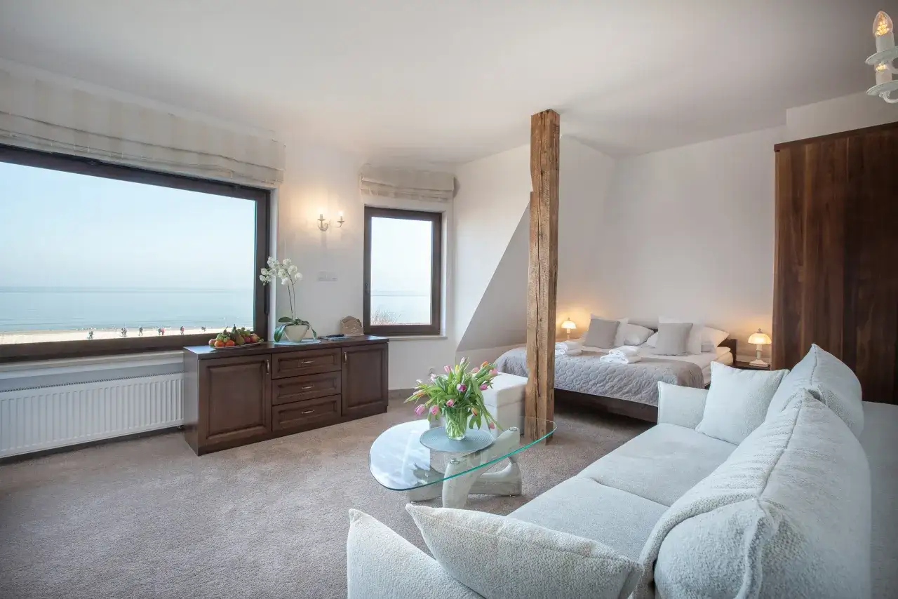 Przytulne columbus apartamenty ustka z widokiem na morze. Wygodna sofa, łóżko i stolik kawowy.