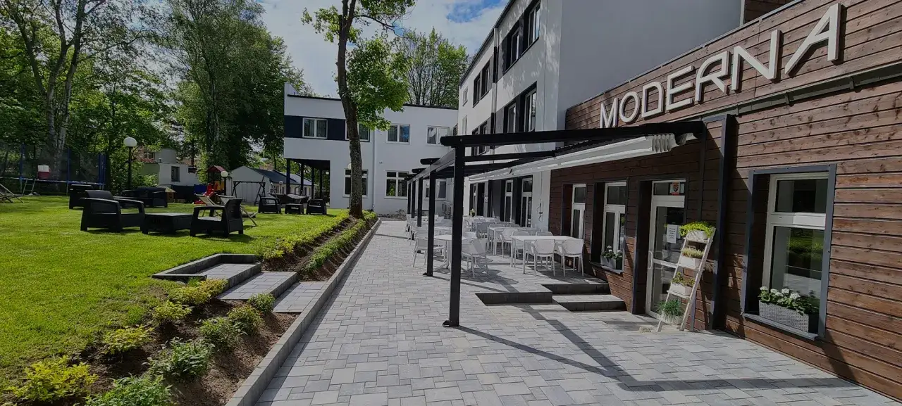 Nowoczesna Jastrzębia Góra: hotel z tarasem i ogrodem, idealny na wypoczynek.