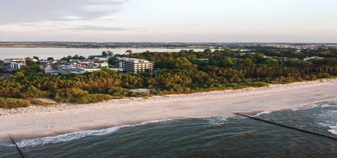 Mielno: plaża, las i jezioro Jamno. Warto zobaczyć nowoczesny hotel i urokliwe domy w otoczeniu zieleni. Idealne miejsce na wypoczynek.