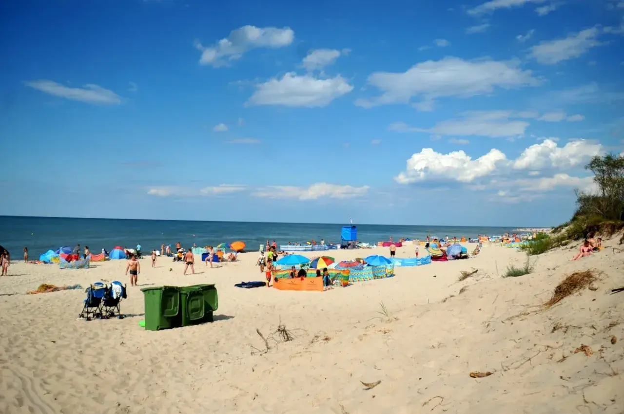 Plaża pełna ludzi, kolorowych parawanów i dmuchanych baseników. Idealne miejsce, by sprawdzić, gdzie najcieplejsza woda w Bałtyku.