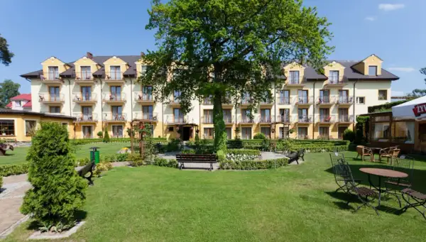 Piękny kompleks wypoczynkowo rehabilitacyjny Jantar Spa z zadbanym ogrodem i miejscami do relaksu.