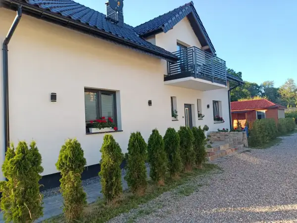 Nowoczesne domki letniskowe Mielno z balkonem i zadbanym ogrodem. Idealne miejsce na wypoczynek nad morzem.