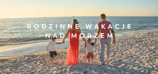 Rodzina spaceruje po plaży w Sarbinowie nad morzem. Słońce zachodzi, tworząc złote światło na piasku i wodzie.