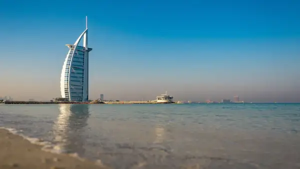 Widok na Zatokę Perską i hotel Burdż al-Arab. To dowód, że Dubaj ma dostęp do morza, oferując piękne plaże i wodne atrakcje.