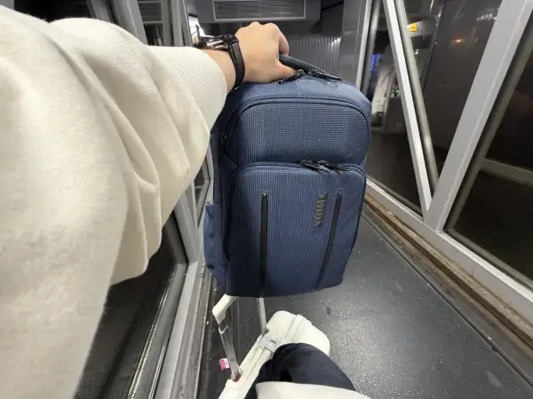 Podróż z plecakiem i walizką. Czy oprócz plecaka można mieć torebkę Ryanair?