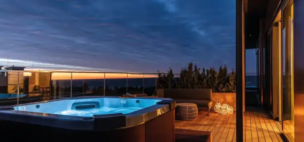 Luksusowe apartamenty nad Bałtykiem z podgrzewanym jacuzzi na tarasie. Zachód słońca nad morzem tworzy magiczną atmosferę.