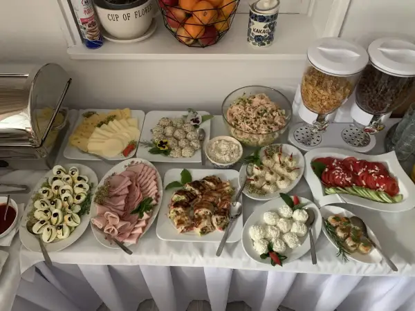 Pyszne śniadanie w Karwi: sery, wędliny, jajka faszerowane, sałatki, rolady i płatki. Idealne karwia noclegi ze śniadaniem.
