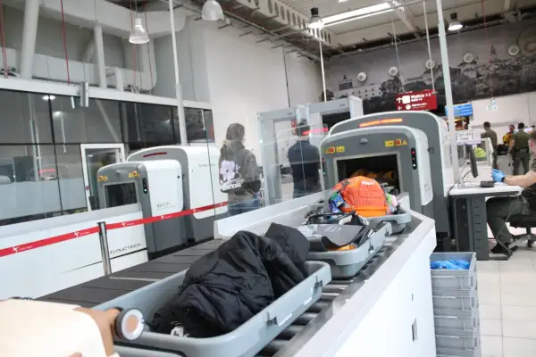 Bagaż podręczny na taśmie do kontroli bezpieczeństwa. Czy magnesy można przewozić w bagażu podręcznym? To pytanie nurtuje wielu podróżnych.