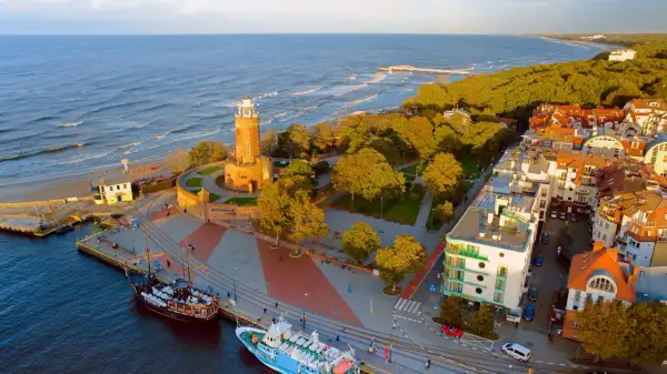 Piękny widok na Sopot z molo i plażą. Idealne miejsce na turnusy rehabilitacyjne Gdańsk Gdynia Sopot.