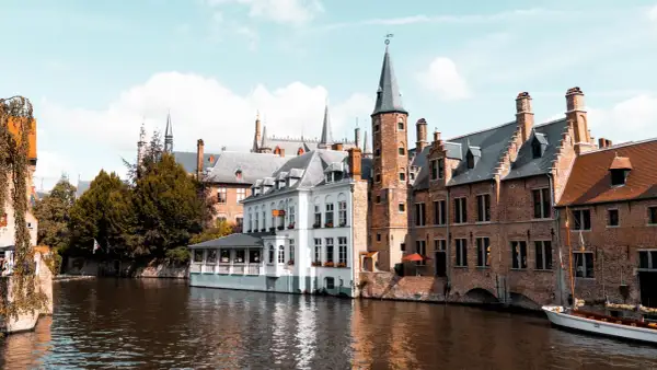 Malownicze kanały Brugii, gdzie historyczna architektura sugeruje, że Belgia ma dostęp do morza, choć to miasto jest w głębi lądu.