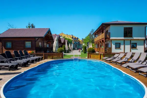 Domki, pokoje, apartamenty nad Laguna Dąbki. Noclegi z basenem i leżakami.