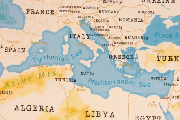 Mapa Europy i Afryki Północnej. Widać Włochy, Grecję, Turcję, Hiszpanię, Algierię, Libię. Morze Śródziemne, co to Adriatyk, Morze Tyrreńskie.