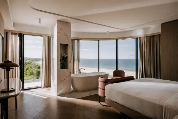 Luksusowy hotel z widokiem na morze w Polsce. Wanna wolnostojąca i łóżko z widokiem na plażę i ocean.
